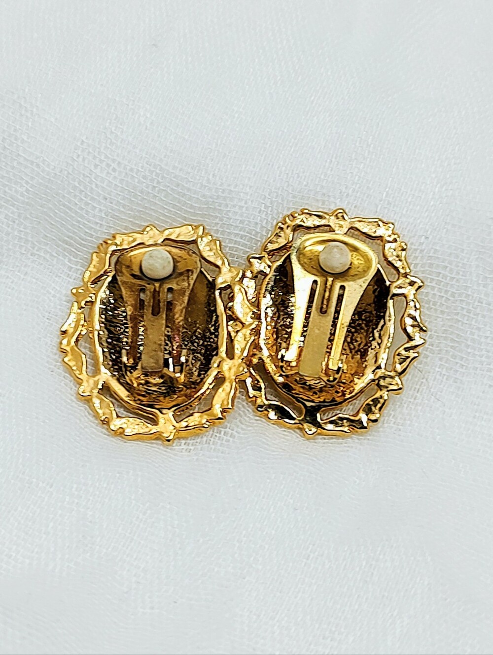 Two Sisters Vintage Butterfly Gold Jewel Tones Clip-on Earrings - Picture 4 of 5